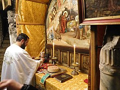 Подготовка священника к Евхаристии в Пещере Рождества