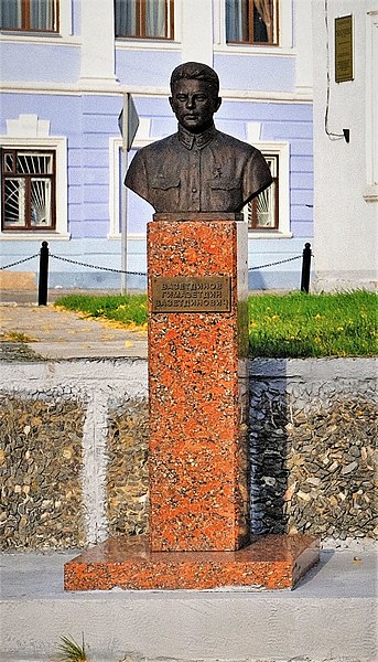 Файл:GV Vazetdinov at the Heroes alley in Elabuga.jpeg