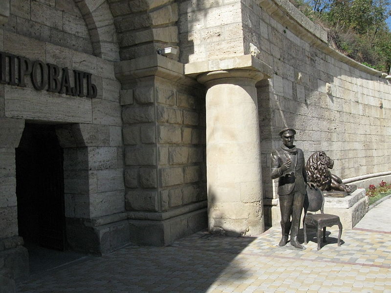 Файл:Monument to Ostap Bender in Pytigorsk.JPG