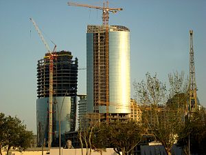 2015 год, август: возведение The Crescent Place завершено; The Crescent City на уровне 30 этажа сердцевины