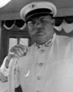 М. Л. Ляров в роли капитана в фильме «Белеет парус одинокий» (1937)