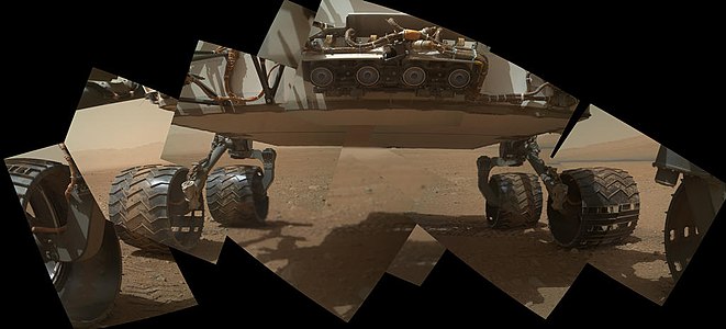 Панорама нижней части марсохода «Кьюриосити». Из снимков, сделанных камерой MAHLI.