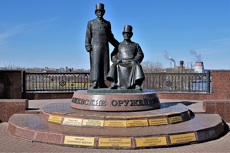 Файл:Monument to Izhevsk gunsmiths-4.jpeg