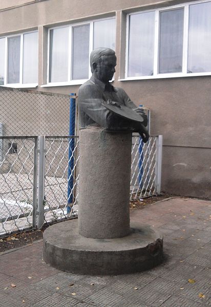 Файл:Mykola Hlushchenko monument in Izmail.JPG