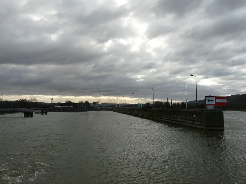 Файл:Rhone river Lock Sablous North Gate of lock 29 of Dec 2011 afternoon and cloudy.jpg