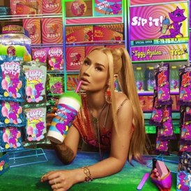 Обложка сингла Игги Азалии при участии Tyga «Sip It» (2021)