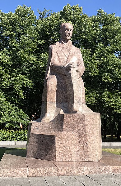 Файл:Rainis-Denkmal in Riga.JPG