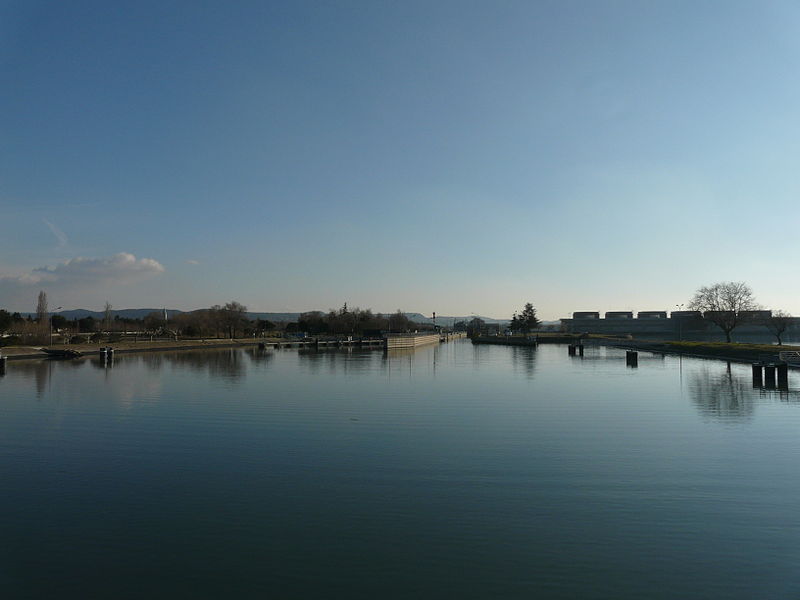 Файл:Rhone river Bollene Church in Saint Pierre 190-05 km East bank 004.jpg