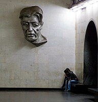 Скульптурный портрет К. Марджанишвили в подземном вестибюле станции