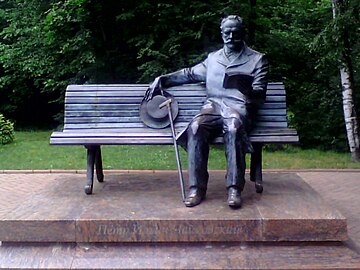 Памятник Чайковскому Петру Ильичу в сквере между административным корпусом и мемориальным домом