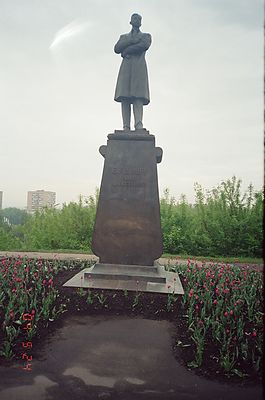 Памятник И. А. Бунину в Орле