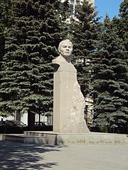 Памятник Шагиту Худайбердину, Уфа, улица 50-летия Октября, 13