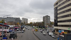 начало улицы и площадь Сергея Набоки, справа к площади примыкает улица Р. Окипной; вид со станции метро Левобережная