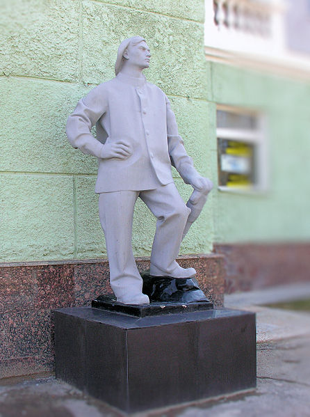 Файл:Statue of miner at Sovetskaya Square (Novomoskosk).jpg