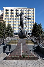 Памятник Ю. А. Гагарину у входа в здание администрации