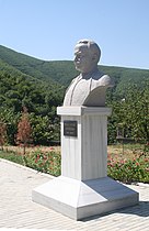 Бюст Мирза Фатали Ахундова в Шеки (напротив его дома-музея)