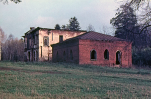 Полуразрушенная усадьба Огарково в 1981 году