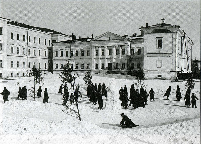 Файл:Зимние развлечения во дворе корпуса. Начало XX века.jpg