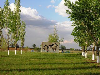 Монумент над могилой пяти героев-танкистов около села Новая Надежда (скульптор А. В. Голованов) 48°50′52″ с. ш. 44°17′09″ в. д.HGЯO