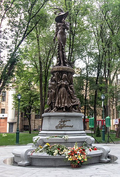 Файл:Памятник Людмиле Гурченко, Харьков, ул. Тринклера 6.JPG