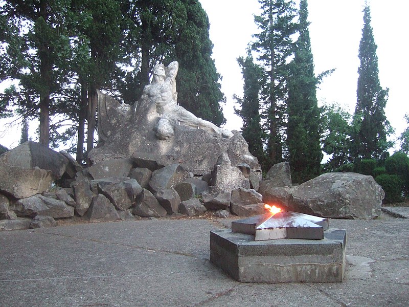 Файл:Памятник Неизвестному матросу в Артеке.jpg