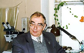 В. Н. Танасийчук у своего рабочего стола. Зоологический институт. 1998 год.