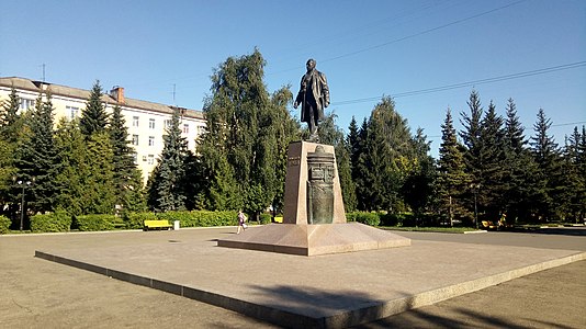 Памятник Дерунову спереди