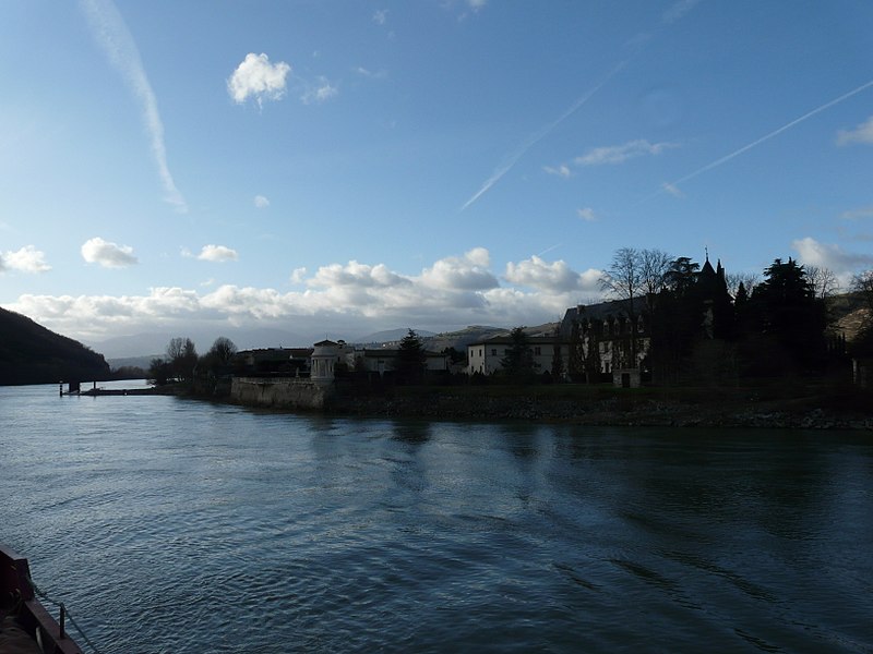 Файл:Rhone river Château d'Ampuis 005.jpg