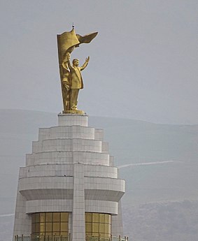 Памятник Сапармурату Туркменбаши из золота. Вид сбоку
