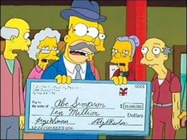 Гомер вручает Эйбу фальшивый чек на 10 миллионов долларов