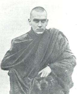 Беннетт после рукоположения в буддийского монаха