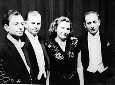 Справа налево: В. Бунчиков, В. Красовицкая, В. Нечаев, аккомпаниатор Доровский