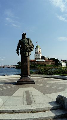 Памятник генерал-адмиралу Федору Апраксину в Выборге. На заднем фоне Выборгский замок (башня Святого Олафа)