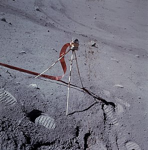 Лунный портативный магнитометр с камнем