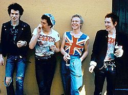 Sex Pistols во время турне по США (1978) Слева направо: Сид Вишес, Стив Джонс, Пол Кук, Джон Лайдон.