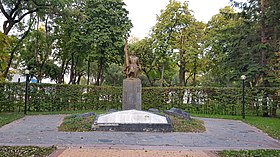 Памятник на братской могиле советским воинам-освободителям