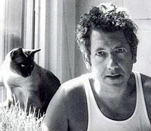 Генри Спира в 1970-х с кошкой Сэвидж, вызвавшей в нём интерес к правам животных