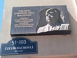 Мемориальная доска на стене дома в Баку, в котором жил Фарамаз Максудов