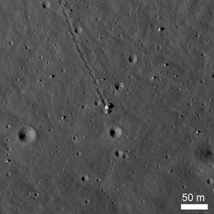 Пять фрагментов скалы Station 6 Rock, снятые с орбиты КА LRO в декабре 2013 года. След скатывания скалы имеет в длину 980 м. Чуть ниже скалы видны следы «Ровера»