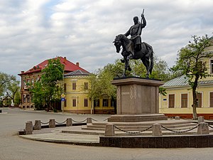 Конный памятник Курмангазы Сагырбайулы в створе улицы