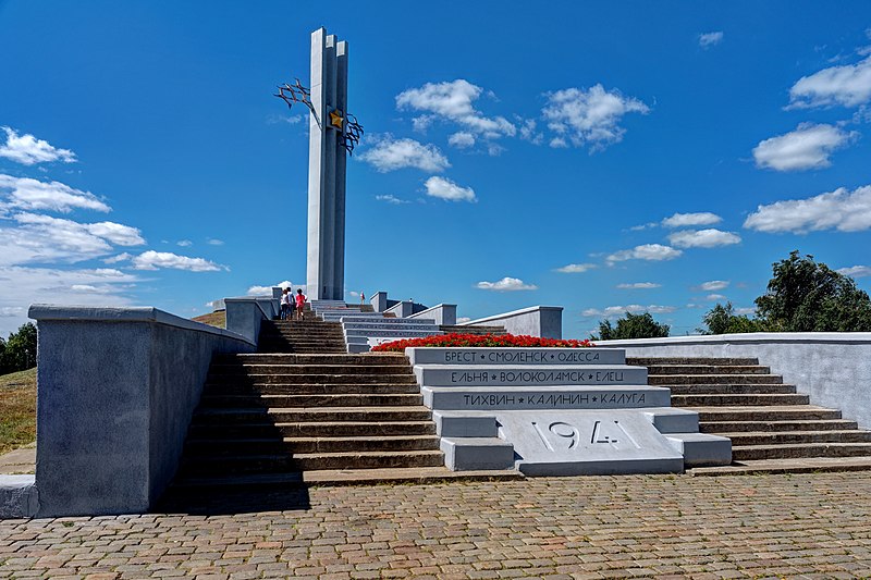 Файл:Saratov. Memorial complex «Cranes» in the Victory Park.JPG