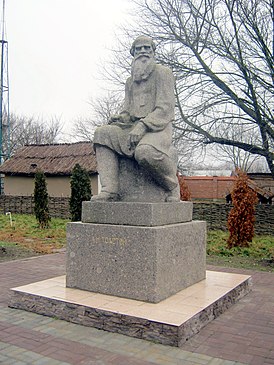 Памятник Льву Толстому на территории музея