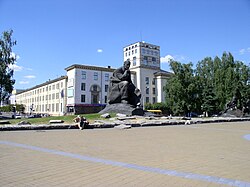 Памятник Якубу Коласу установленный на площади