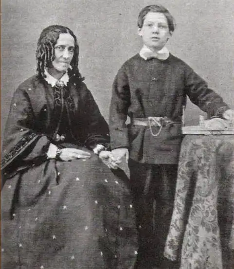 Файл:Flinders Petrie at the age of 8 with his mother Anne.webp