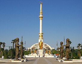 Монумент Независимости и памятник Сапармурату Ниязову
