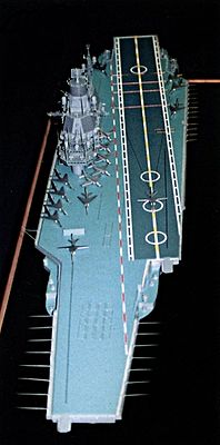 Модель авианесущего крейсера проекта 1153 из музея истории Невского ПКБ — на палубе размещены модели истребителей МиГ-23К и штурмовиков Су-25К