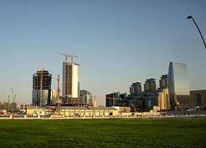 2015 год, август: Вид на высотки The Crescent Place, The Crescent City и Port Baku Towers
