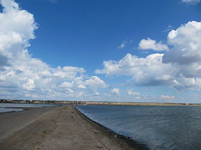 Озеро Джарылгач (справа) и резервуар с грязями (затопленный водой; слева). Дорога Межводное—Красная Поляна (вид на север)