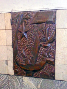 Медальон на путевой стене западного зала, изображающий серп и молот. 9 января 2015 года