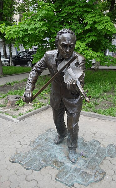 Файл:Памятник ростовскому скрипачу Моне.JPG